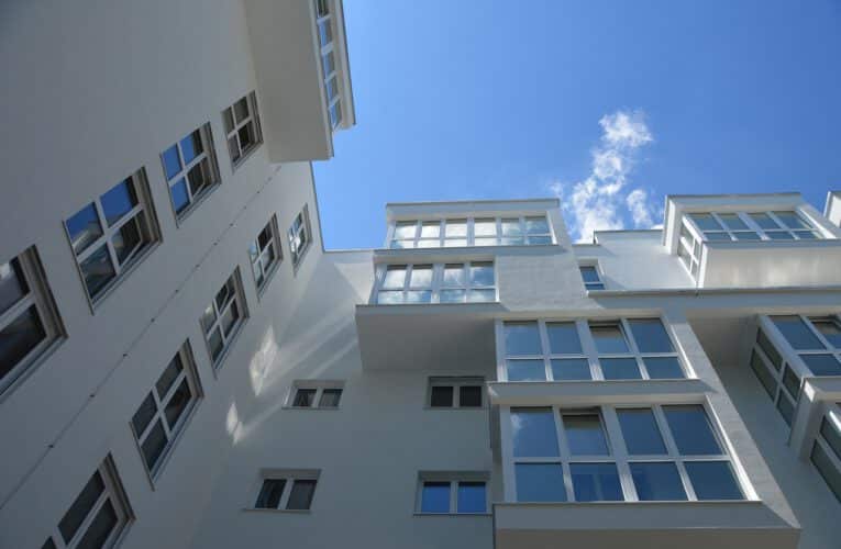 Jak wybrać najlepsze rozwiązanie dla zabudowy balkonu w Warszawie?