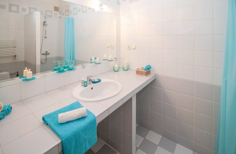 Minimalistyczna łazienka – jak ją urządzić, by była funkcjonalna i elegancka?