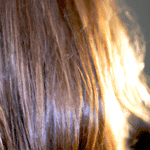 Piękno brązowych włosów z refleksami: Jak osiągnąć efekt naturalnych podkreśleń