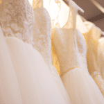 6 stylowych sukienek na wesele które podbiją serca gości